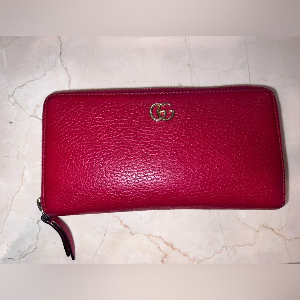 GUCCI pebble zip around wallet